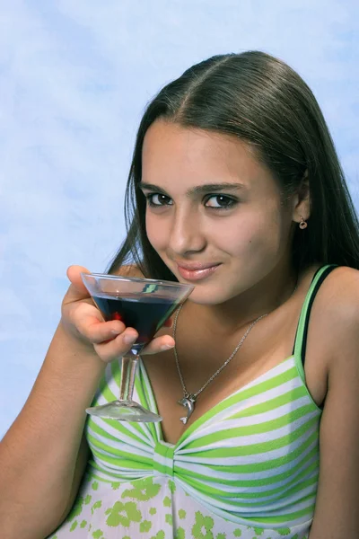 Hravé dívka se sklenicí vína. — Stock fotografie