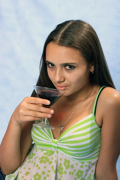 Menina brincalhão com copo de vinho . — Fotografia de Stock