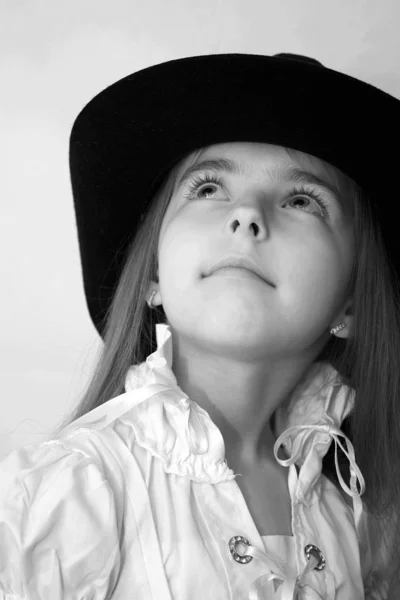Portrét dívky je v černém klobouku — Stock fotografie