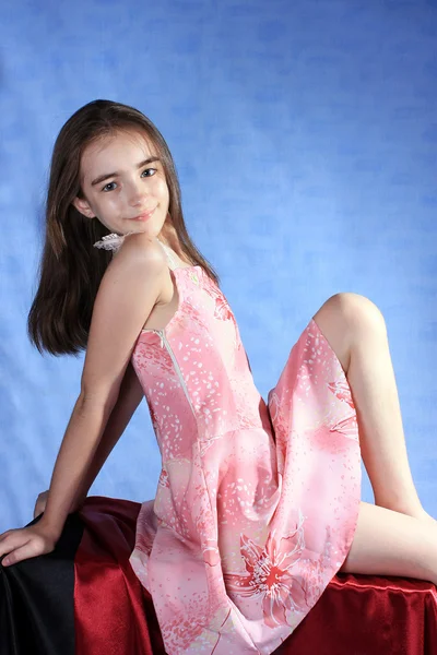 Mädchen Modell auf blauem Hintergrund. — Stockfoto