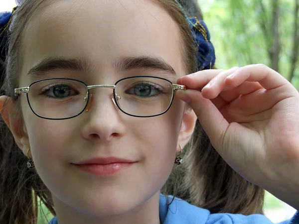 Девушка подросток по очкам — стоковое фото