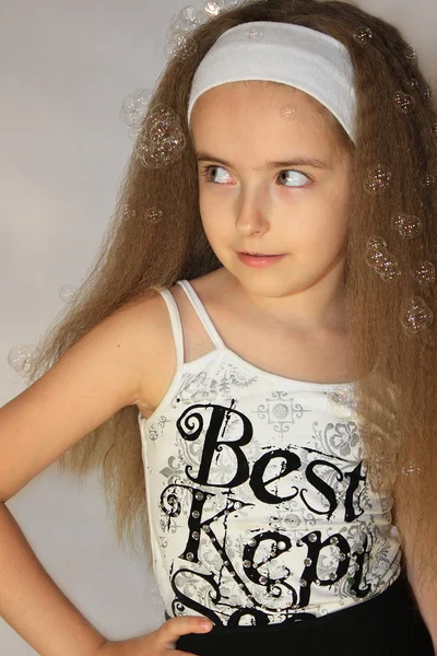 Menina com cabelos longos, bolhas de sabão . — Fotografia de Stock