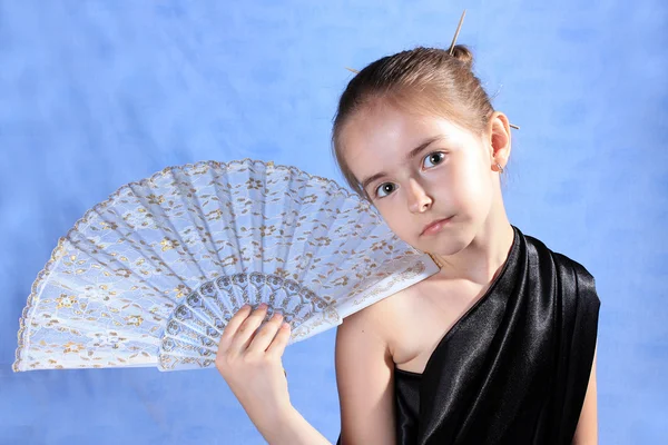 Das Mädchen im schwarzen Kimono — Stockfoto