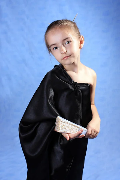 A menina em um quimono preto — Fotografia de Stock