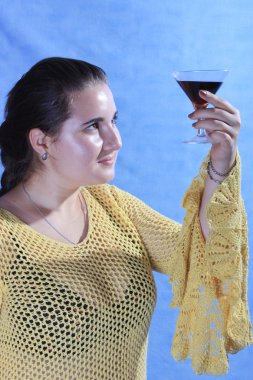 bir bardak şarap ile oynak kız.