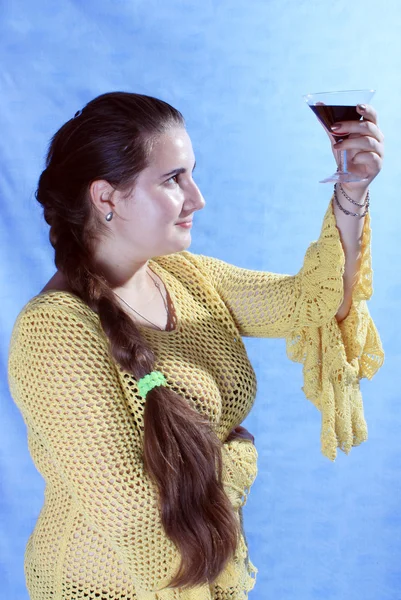 Jucăușă fată cu pahar de vin . — Fotografie, imagine de stoc