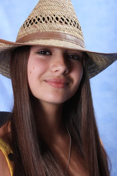Портрет дівчини в коров'ячому капелюсі . — стокове фото