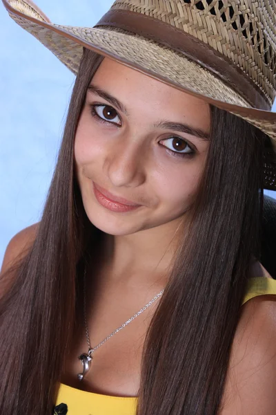 Porträt eines Mädchens trägt einen Cowboy-Hut. — Stockfoto