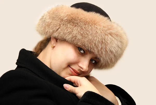 Una joven está con gorra de piel. — Foto de Stock
