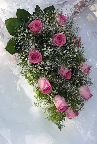 Ανθοδέσμη της νύφης από ροζ τριαντάφυλλα — Φωτογραφία Αρχείου