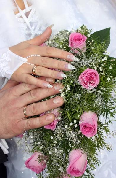 Wedding rings on hands — Stock Photo, Image