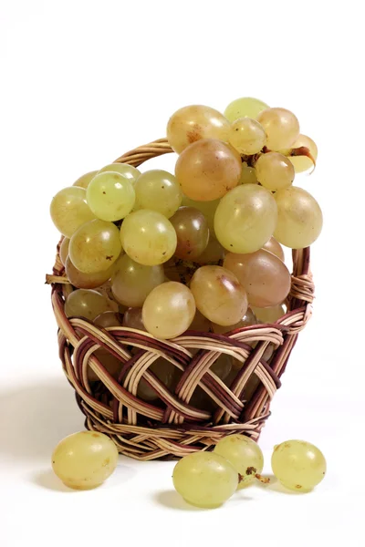 Спелая виноградная лоза в корзине и рядом с ней . — стоковое фото