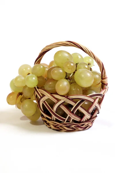 Dojrzałe winorośli jest w koszyku. — Zdjęcie stockowe