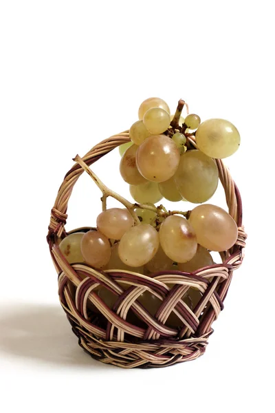 Спелая виноградная лоза в корзине . — стоковое фото