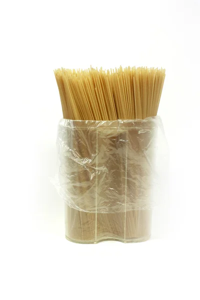 Спагетти на белом фоне — стоковое фото