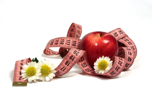 Elma, camomiles ve santimetre. — Stok fotoğraf