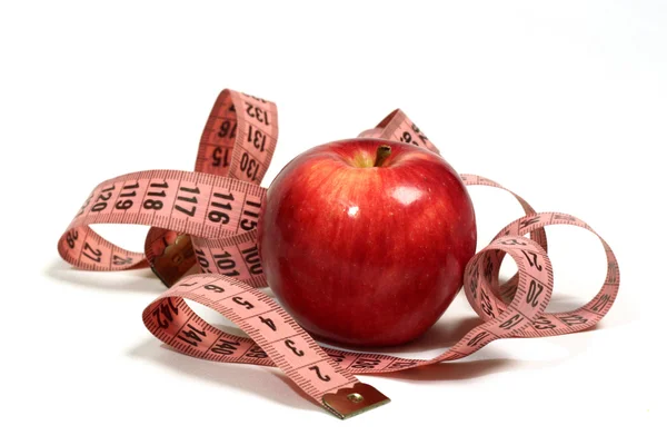 Soczyste, dojrzałe, czerwone jabłko i centymetr. — Zdjęcie stockowe