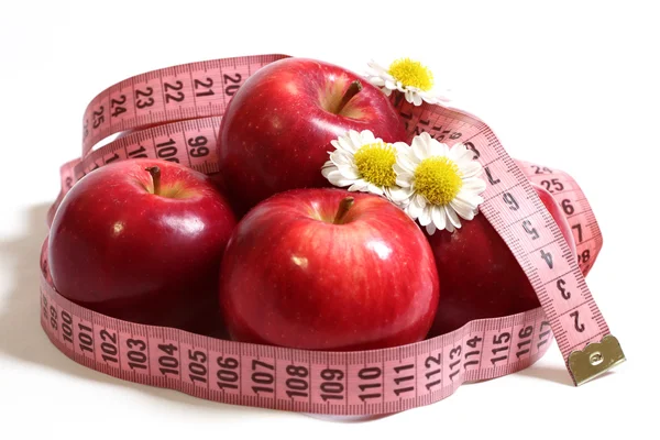 Elma, camomiles ve santimetre. — Stok fotoğraf