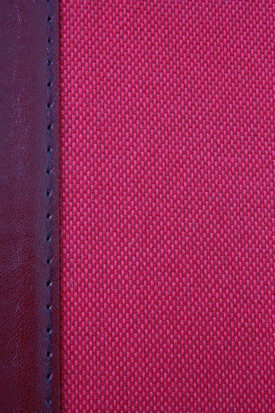 Грубый красный материал зашивается кожей — стоковое фото