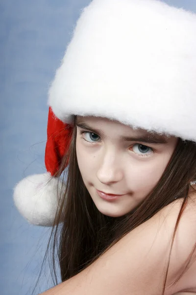 La ragazza è nel berretto di Natale . — Foto Stock