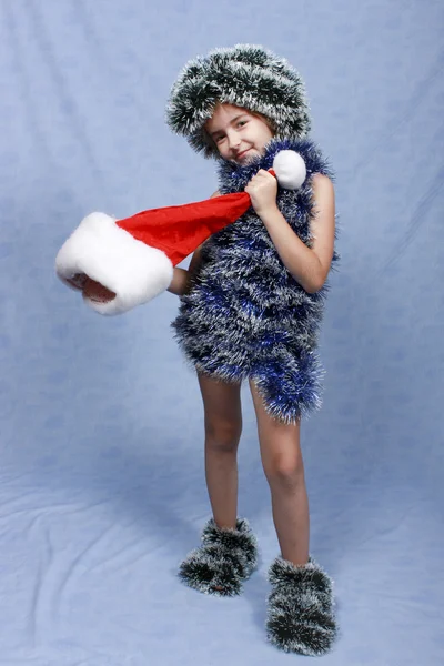 Mädchen steckt in ungewöhnlicher Weihnachtskleidung — Stockfoto