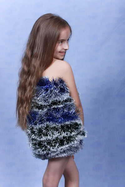 Chica está en la inusual ropa de Navidad —  Fotos de Stock