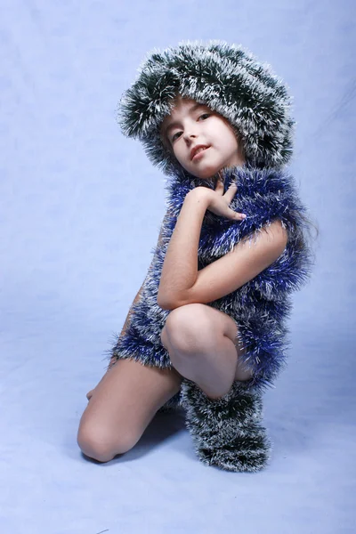 Tjejen är i ovanlig jul kläder — Stockfoto