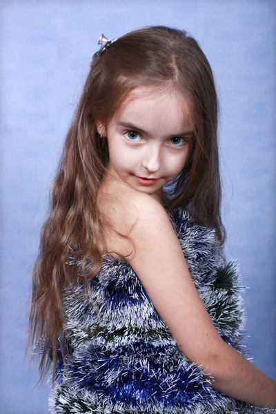 Dívka je v neobvyklé vánoční oblečení — Stock fotografie