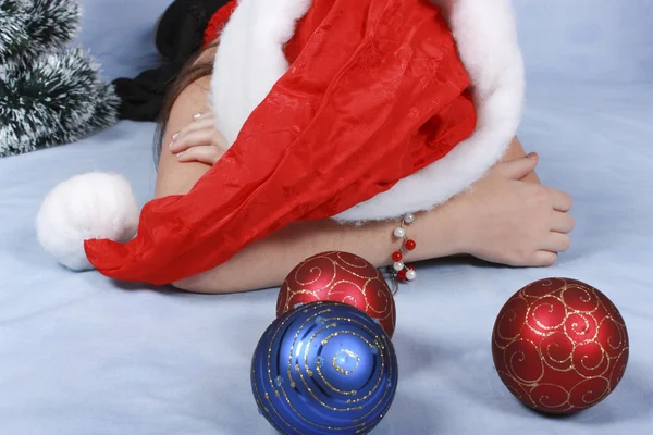 Meisje in een cap in de buurt van de kerst-symbolen — Stockfoto