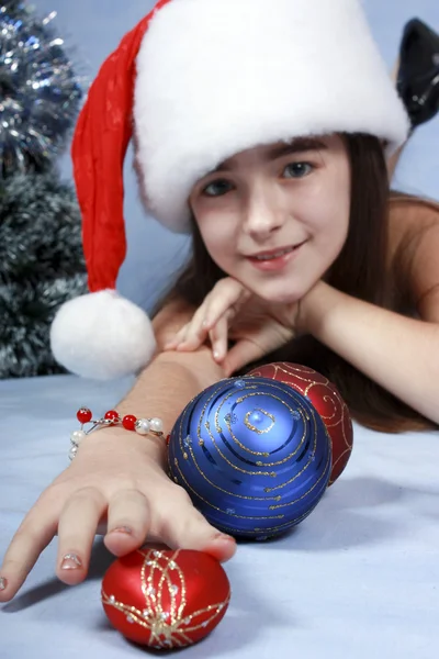 在一个盖帽与圣诞符号中的女孩 — 图库照片