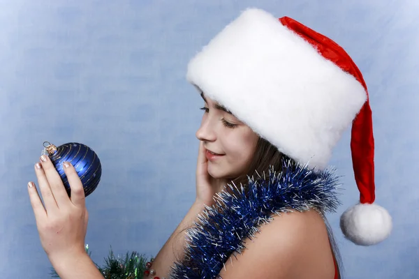 Chica en una gorra con los símbolos de Navidad — Foto de Stock