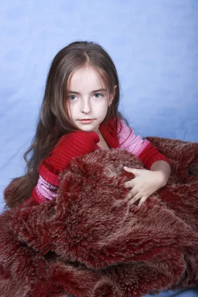 女孩的肖像隐蔽的毛皮 — 图库照片