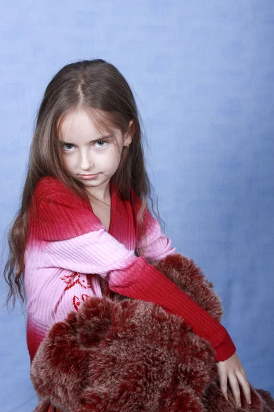 毛皮によって隠されているの少女の肖像画 — ストック写真
