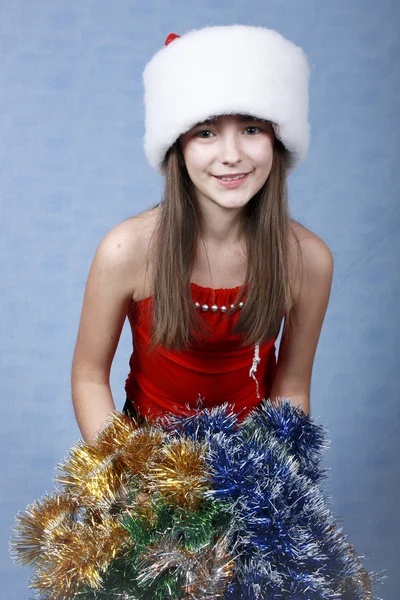 Κορίτσι σε ένα καπάκι με τα σύμβολα των Χριστουγέννων — Φωτογραφία Αρχείου