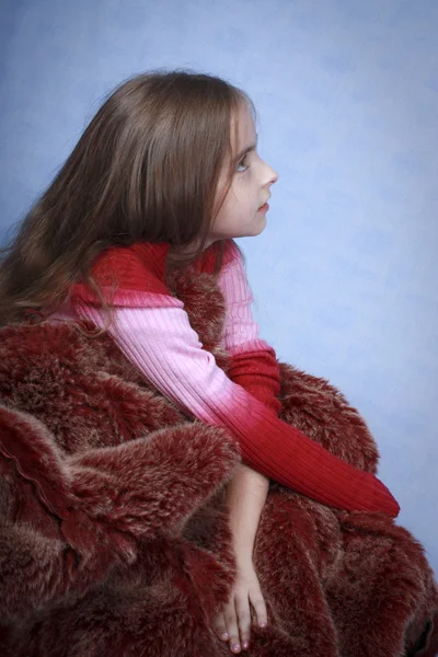 Πορτραίτο κοριτσιού του κρύβονται από γούνα — Φωτογραφία Αρχείου