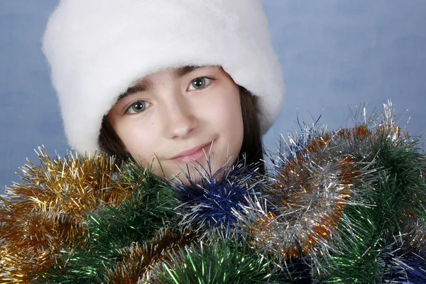 Девушка в кепке с рождественскими символами — стоковое фото
