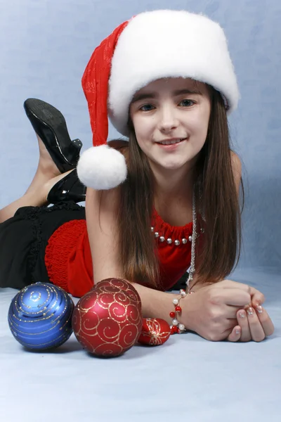 Dívka v čepici s vánoční symboly — Stock fotografie