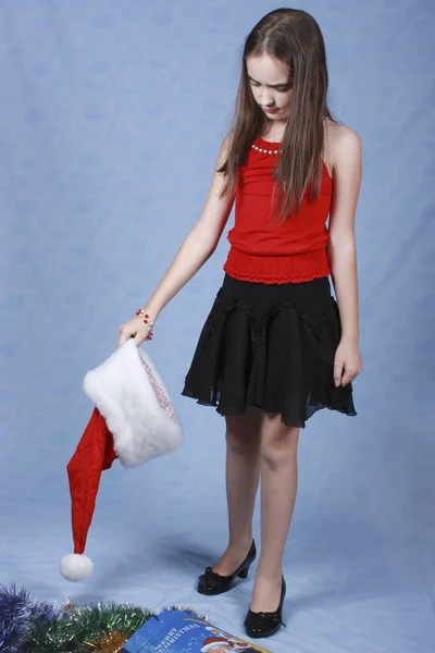 Дівчина в шапці з різдвяними символами — стокове фото
