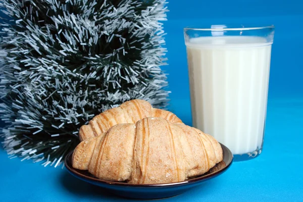 Молоко, круассаны и рождественское дерево — стоковое фото