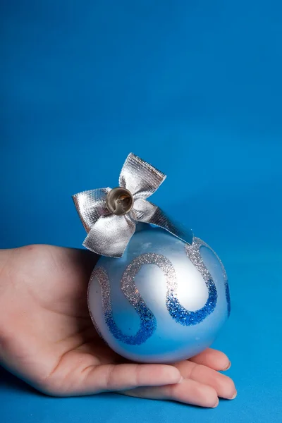 Bola de Natal azul. — Fotografia de Stock