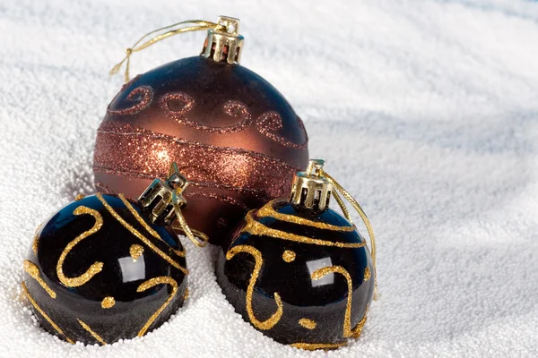 Christmas bauble on to snow. — Stock Photo, Image