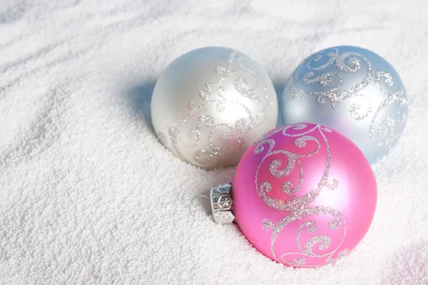 Tendre boule de Noël sur la neige . — Photo