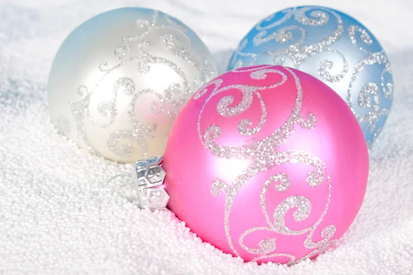 Tender Christmas bauble on to snow. — Stock Photo, Image