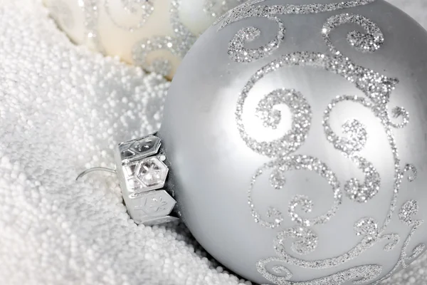 Tender silver Christmas bauble on to sno — Stock Photo, Image