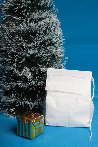 Embalagem de papel e árvore de Natal . — Fotografia de Stock