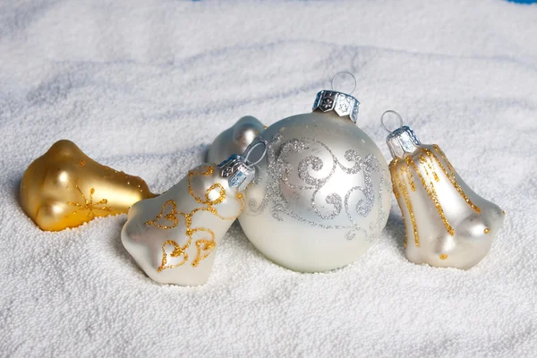Ballen voor de kerstboom op sneeuw — Stockfoto
