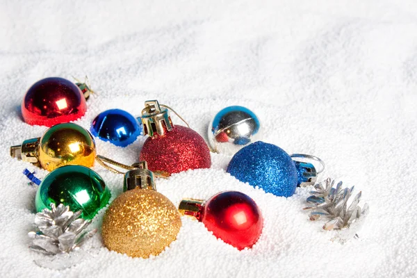 Mooie, heldere kerstballen in sneeuw — Stockfoto