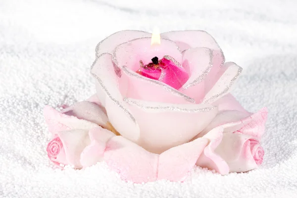 Vela ardiente en forma de rosas . — Foto de Stock