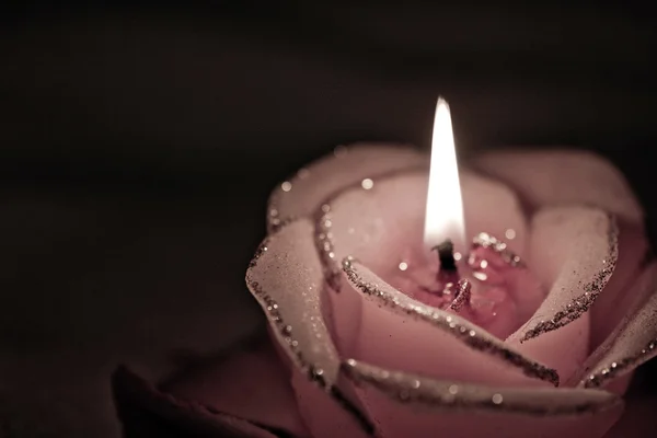 Brennende Kerze in Form von Rosen. — Stockfoto
