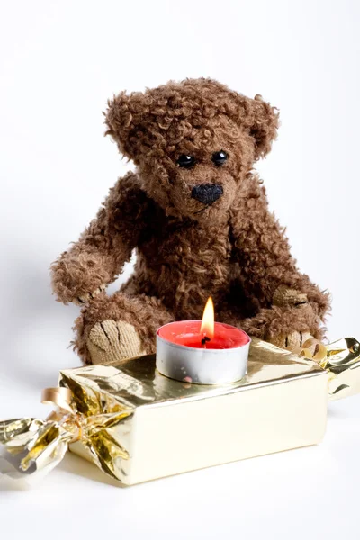 玩具熊泰迪和燃烧的蜡烛. — 图库照片